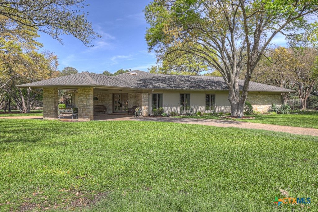 Photo of 8 Trophy Lane, New Braunfels, TX 78132 (MLS # 608592)