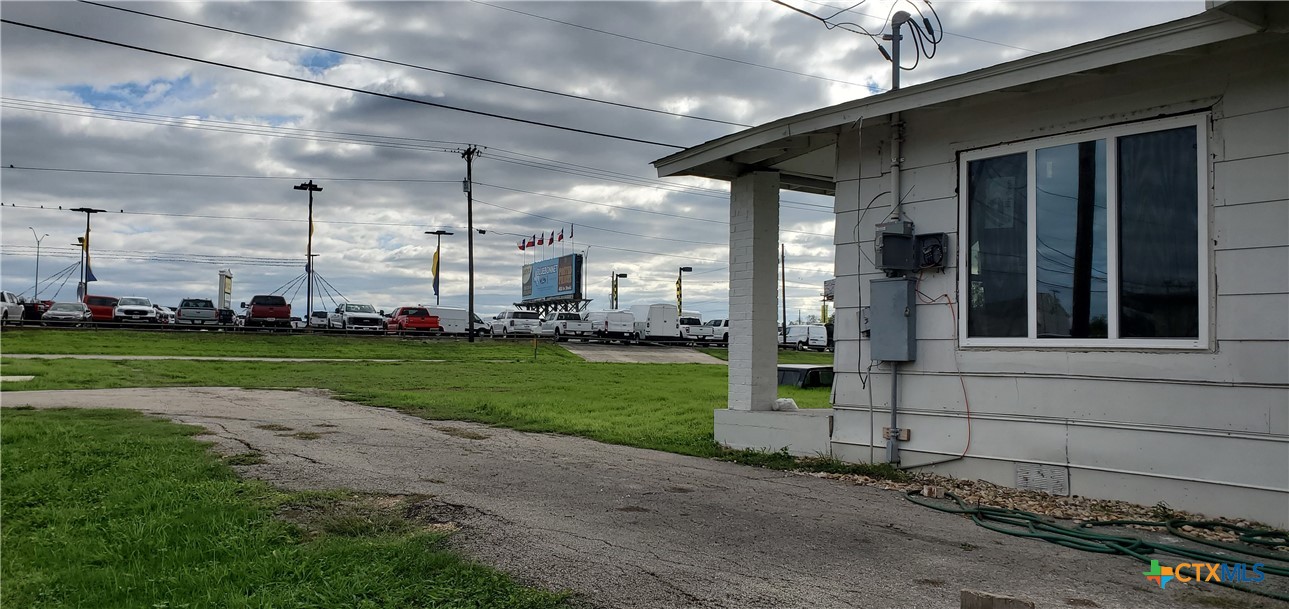 1806 S South Business IH-35