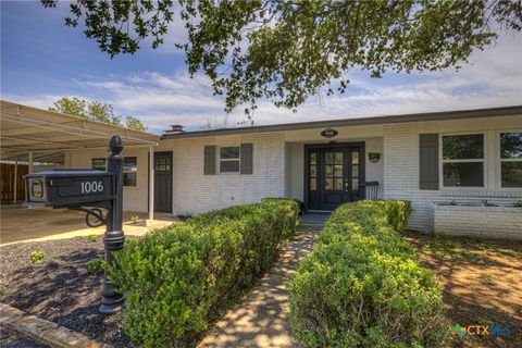 Photo of 1006 Pecan Street, Floresville, TX 78114 (MLS # 613040)