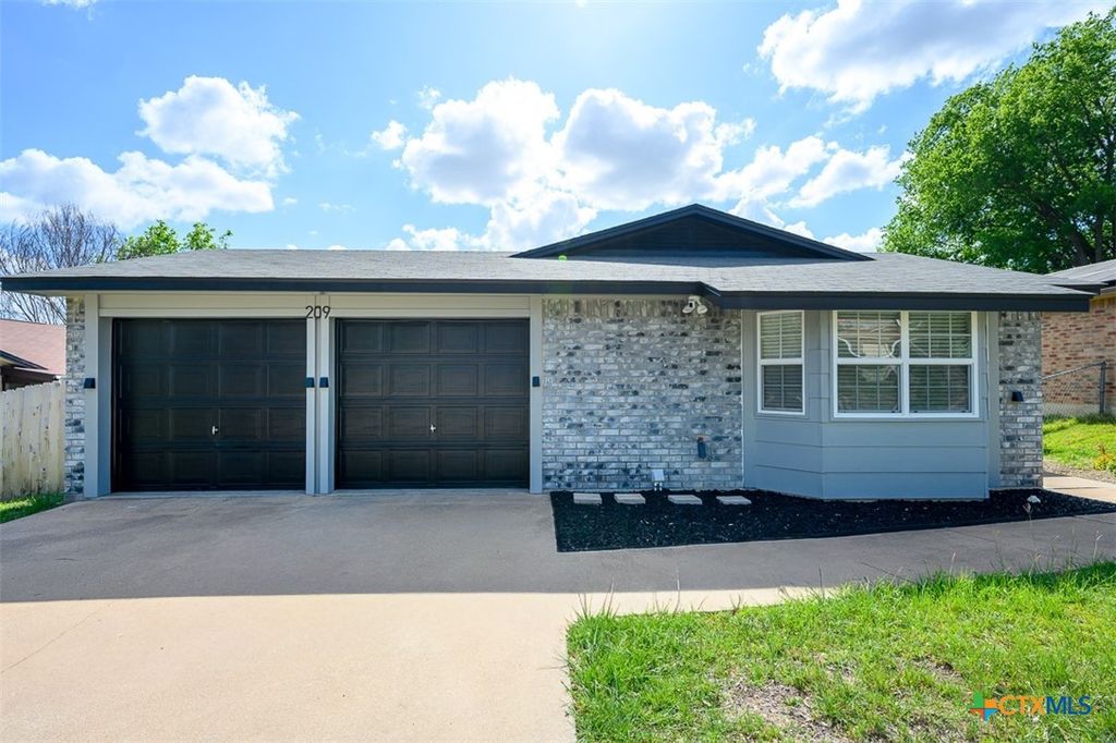 Photo of 209 W Hogan Drive, Copperas Cove, TX 76522 (MLS # 610456)