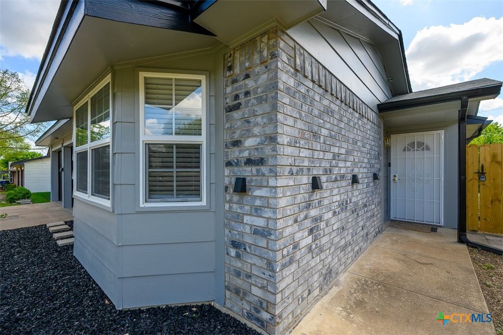 Photo of 209 W Hogan Drive, Copperas Cove, TX 76522 (MLS # 610456)