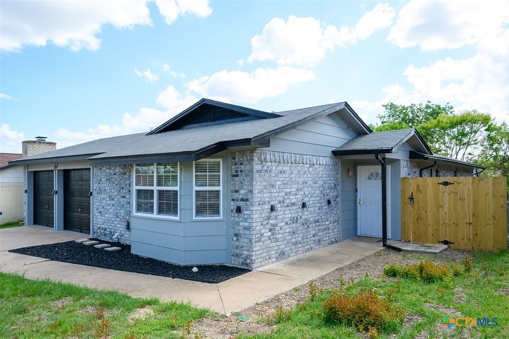 Photo of 209 W Hogan Drive, Copperas Cove, TX 76522 (MLS # 610456)