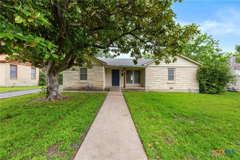 Photo of 510 W Thompson Avenue, Temple, TX 76501 (MLS # 611711)