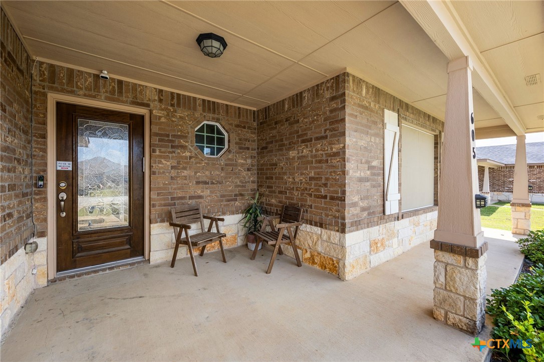 605 W Vega Lane