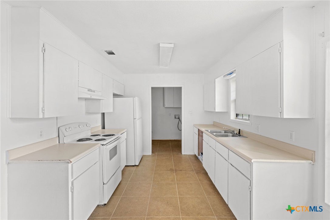 903 W 1st Street