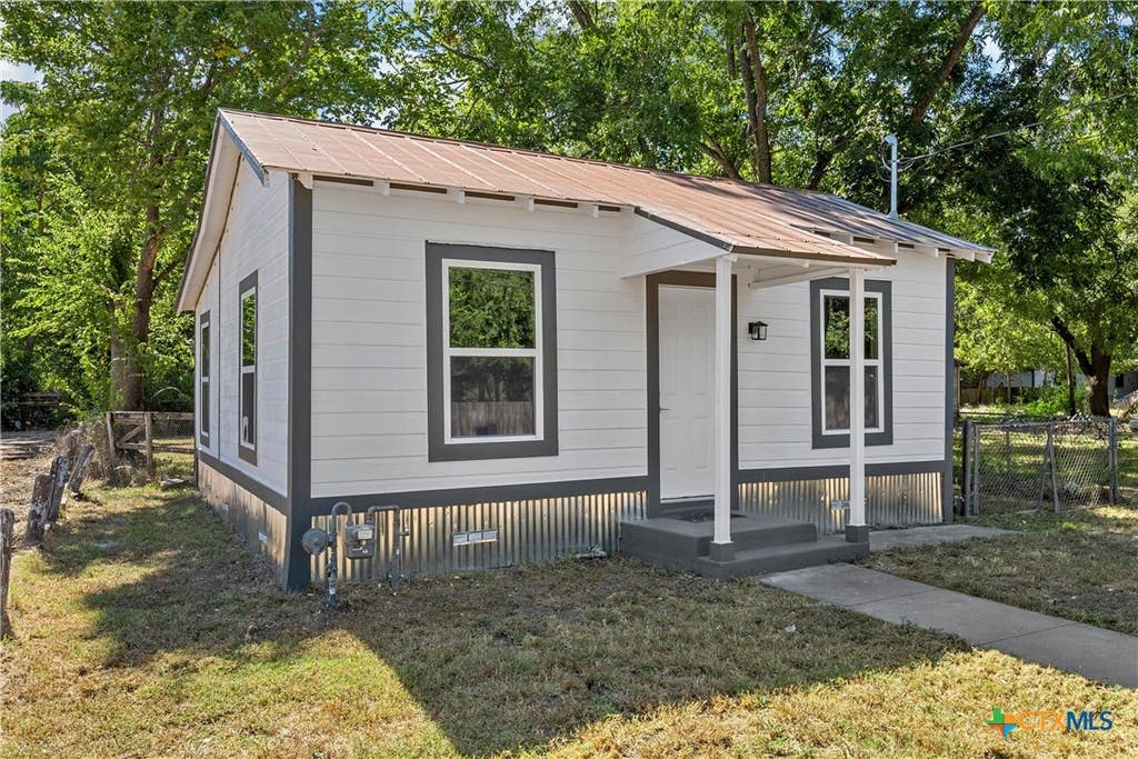 Photo of 1803 N Fannin Avenue, Cameron, TX 76520 (MLS # 622975)