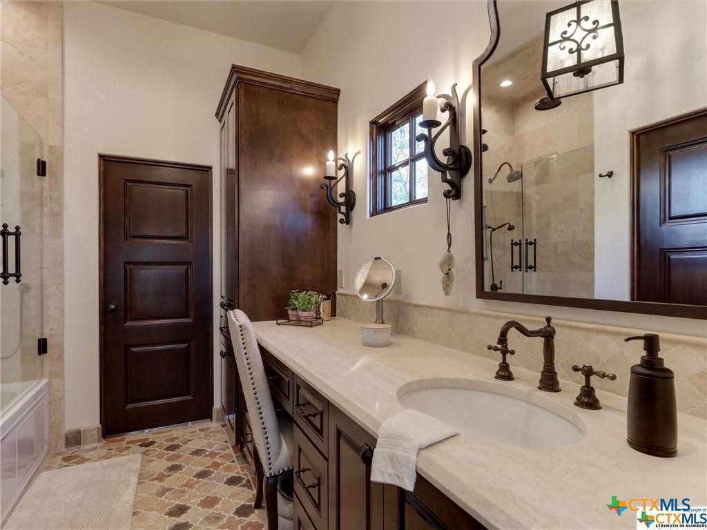 Victoria, Texas, 77904, United States, 5 Bedrooms Bedrooms, ,8 BathroomsBathrooms,Residential,Active,1912815