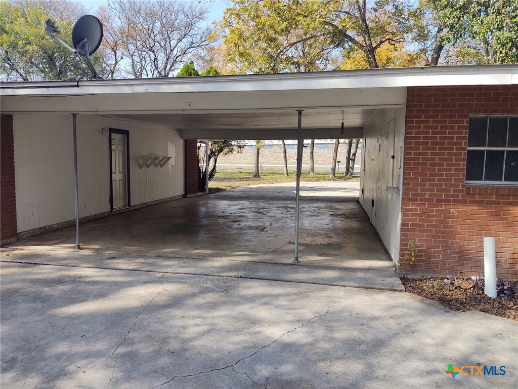 2112 N Interstate 35