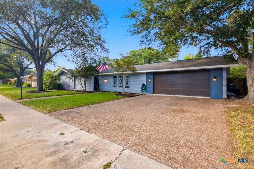 Photo of 413 Salisbury Lane, Victoria, TX 77904 (MLS # 623065)