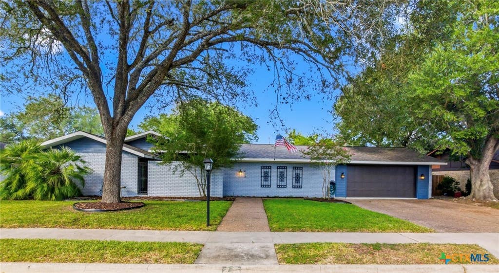 Photo of 413 Salisbury Lane, Victoria, TX 77904 (MLS # 623065)