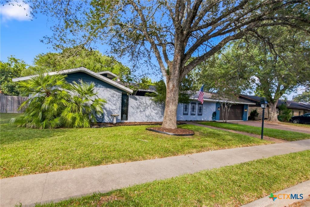Photo of 413 Salisbury Lane, Victoria, TX 77904 (MLS # 623065)