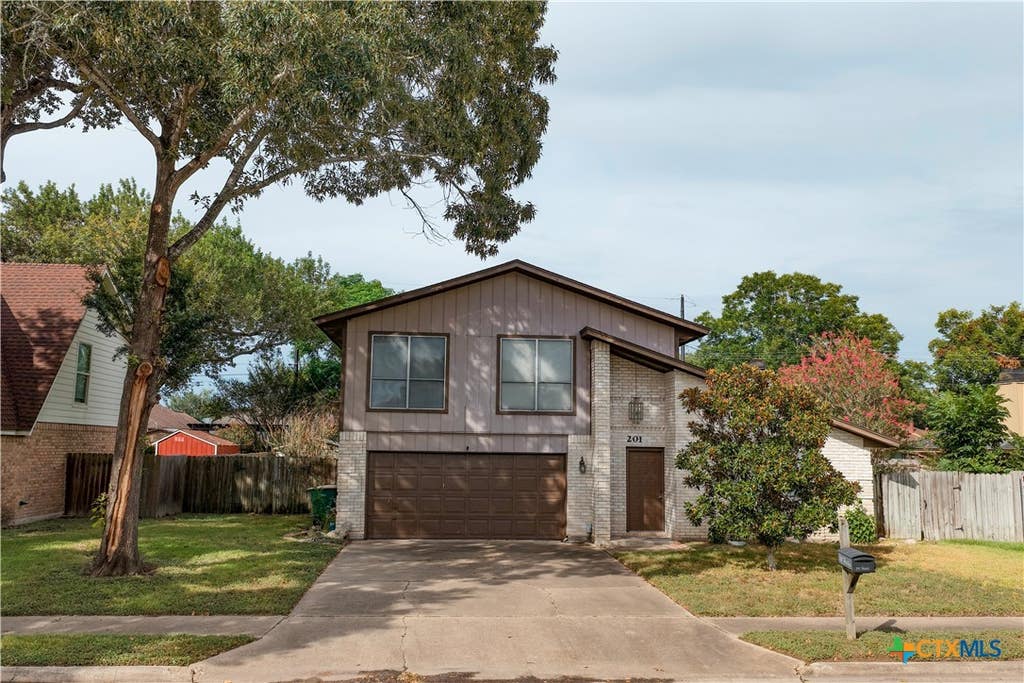 Photo of 201 Heather Street, Victoria, TX 77904 (MLS # 621696)