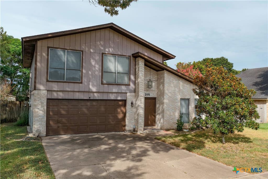 Photo of 201 Heather Street, Victoria, TX 77904 (MLS # 621696)