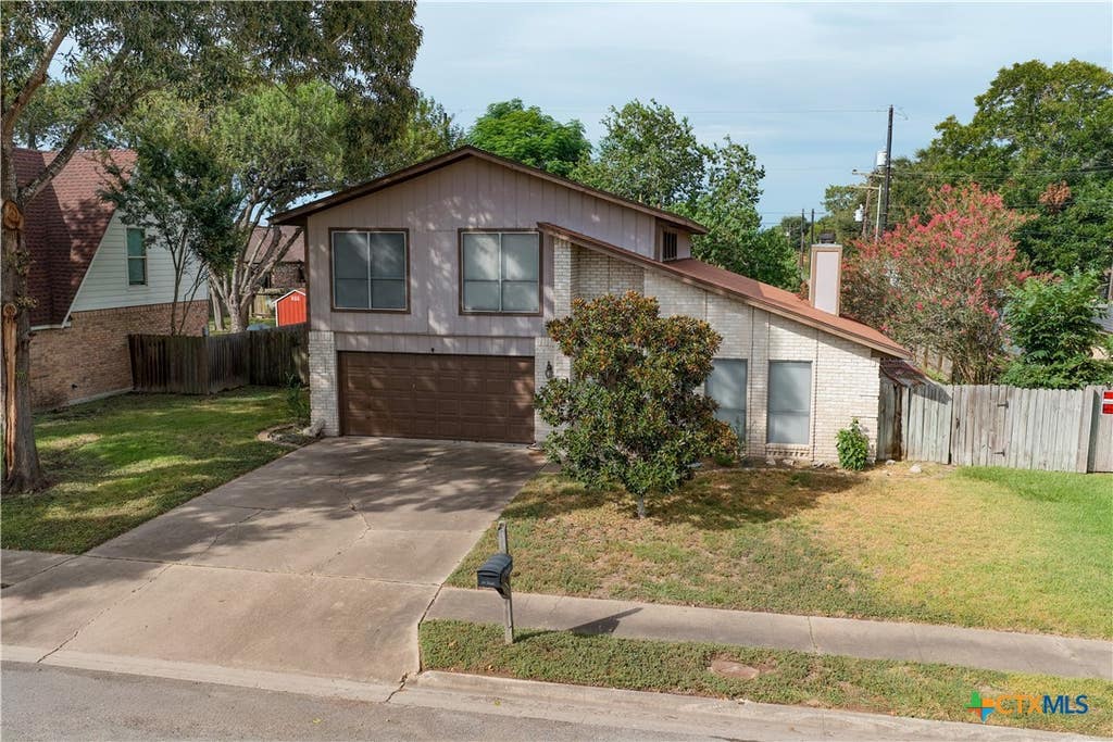 Photo of 201 Heather Street, Victoria, TX 77904 (MLS # 621696)