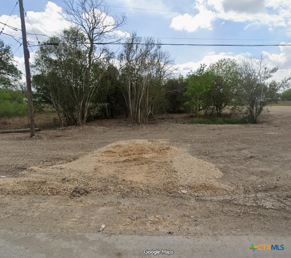 Photo 1 of 2 — 211 E SEIDEMAN Street, Seguin, TX 78155