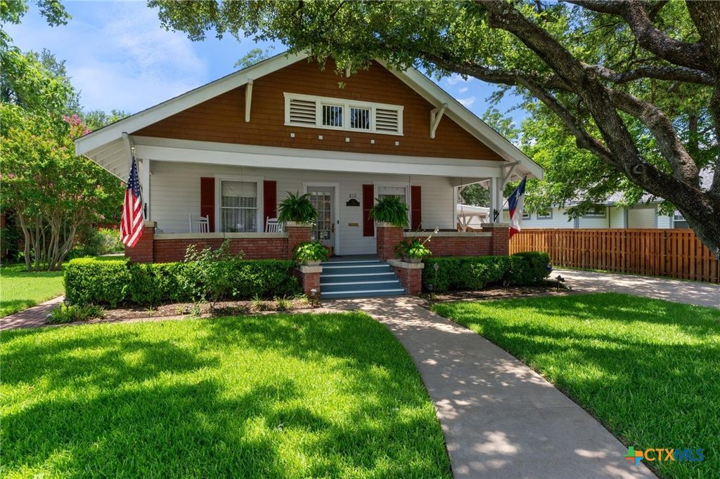Photo of 810 E University Avenue, Georgetown, TX 78626 (MLS # 610780)