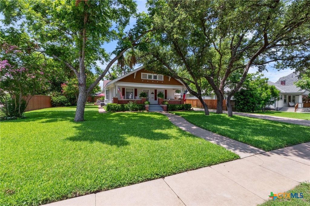 Photo of 810 E University Avenue, Georgetown, TX 78626 (MLS # 610780)