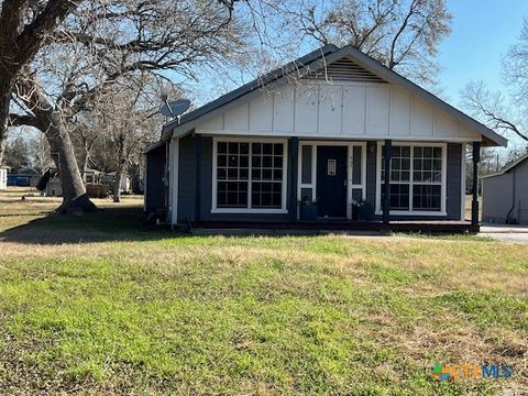 Photo of 407 Bois D' Arc St, Edna, TX 77957 (MLS # 604233)