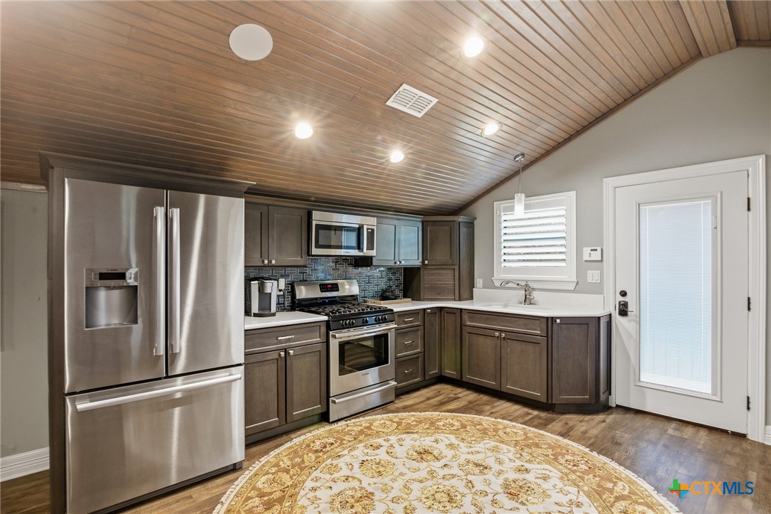 Inez, Texas, 77968, United States, 5 Bedrooms Bedrooms, ,6 BathroomsBathrooms,Residential,Active,1999904