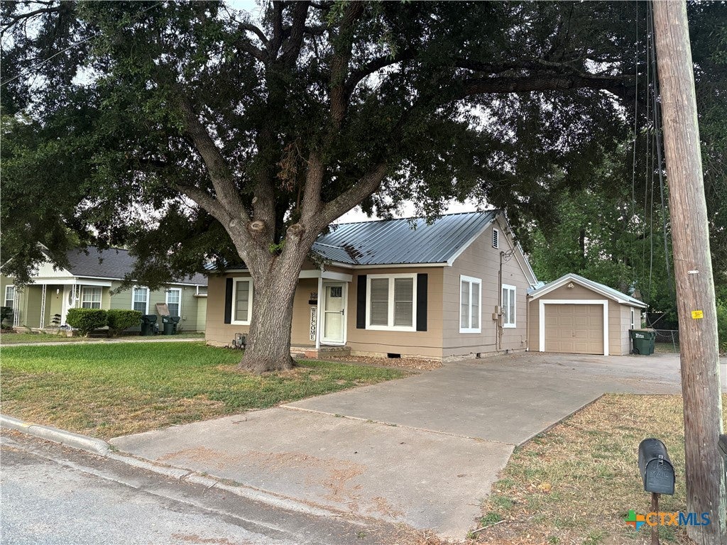 Photo of 326 S Texana Street, Hallettsville, TX 77964 (MLS # 622238)