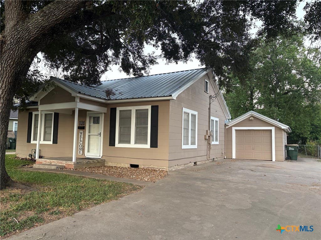 Photo of 326 S Texana Street, Hallettsville, TX 77964 (MLS # 622238)