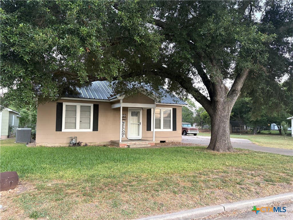 Photo of 326 S Texana Street, Hallettsville, TX 77964 (MLS # 622238)
