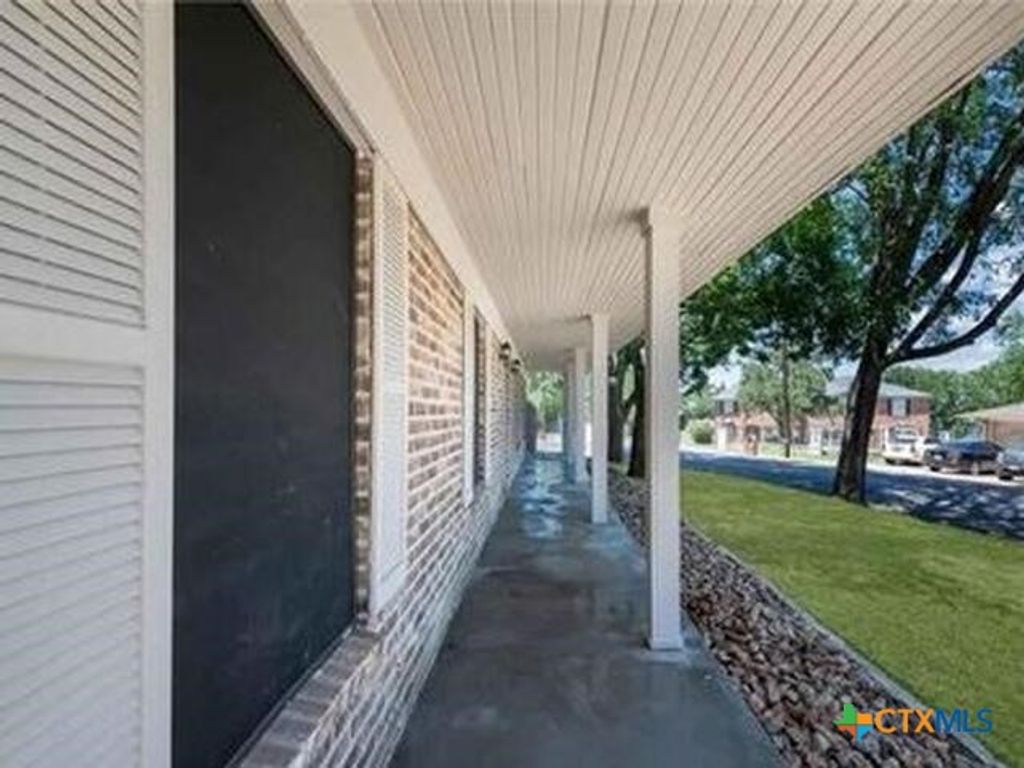 Photo of 5243 E Lakeshore Drive, Belton, TX 76513 (MLS # 611201)