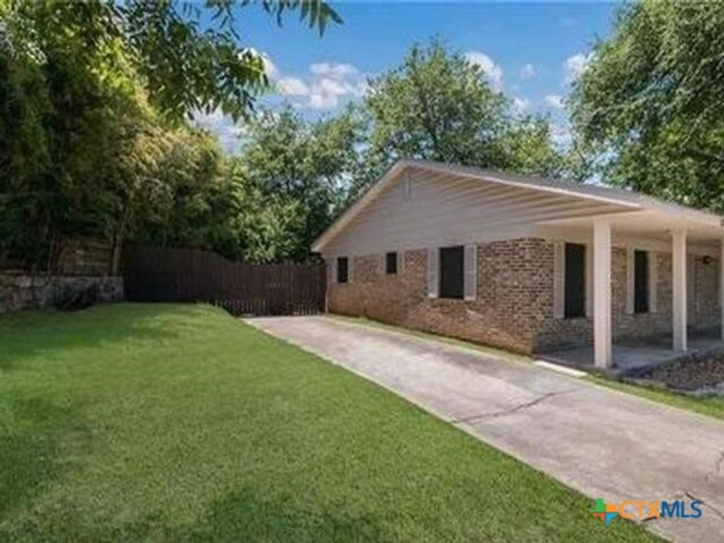 Photo of 5243 E Lakeshore Drive, Belton, TX 76513 (MLS # 611201)