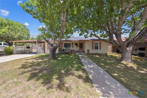 Photo of 1007 W Avenue A, Lampasas, TX 76550 (MLS # 617252)