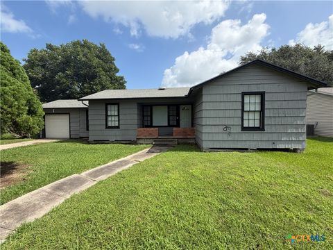 Photo of 602 E Rosebud AVE, Victoria, TX 77901 (MLS # 617410)