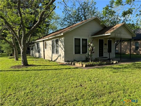 Single Family Residence in El Campo TX 801 Hayden Street.jpg