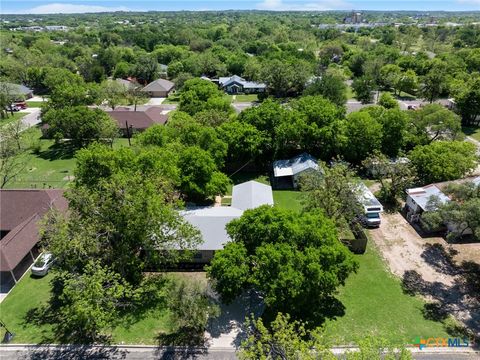 Photo of 906 E Avenue D, Lampasas, TX 76550 (MLS # 610254)