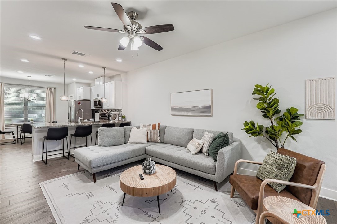 Enjoy low-maintenance lock-n-leave living in this