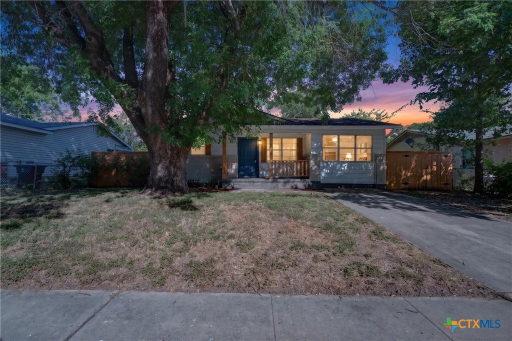 Photo of 1007 San Antonio Street, Killeen, TX 76541 (MLS # 622742)