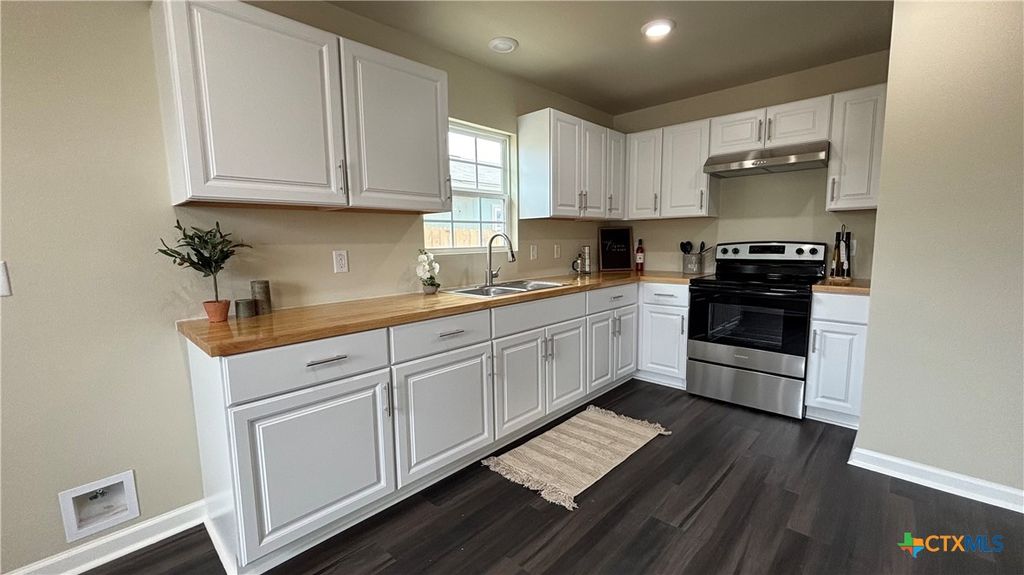 Photo of 802 E 6th Street, Nixon, TX 78140 (MLS # 610131)