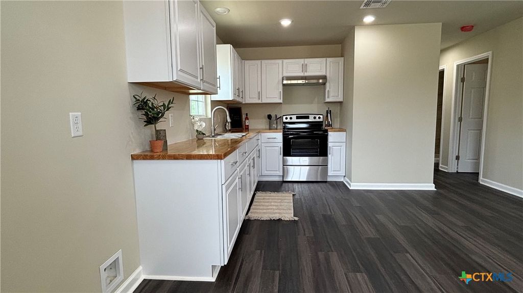 Photo of 802 E 6th Street, Nixon, TX 78140 (MLS # 610131)