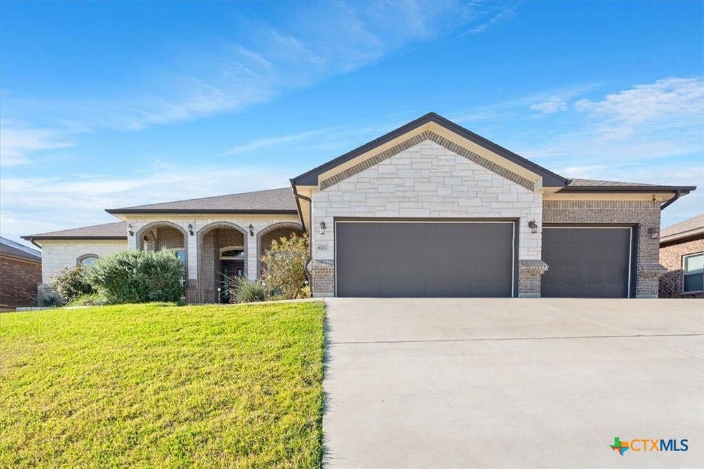 Photo of 8203 Grand Oaks Lane, Killeen, TX 76542 (MLS # 611307)