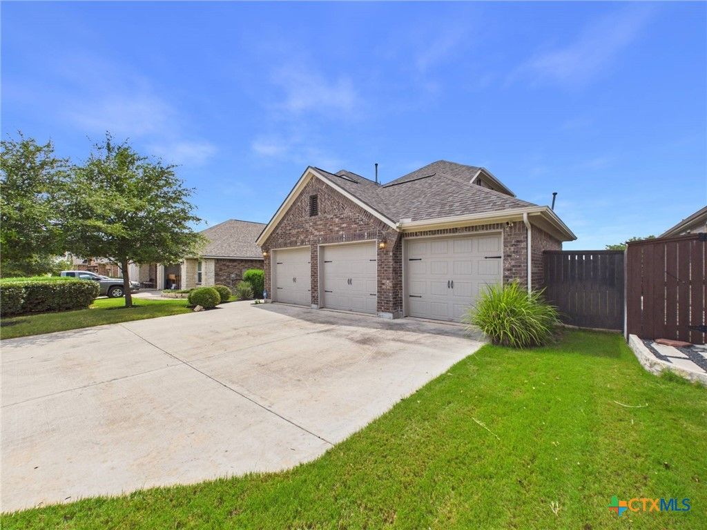 Photo of 520 Academy Oaks Drive, San Marcos, TX 78666 (MLS # 618143)