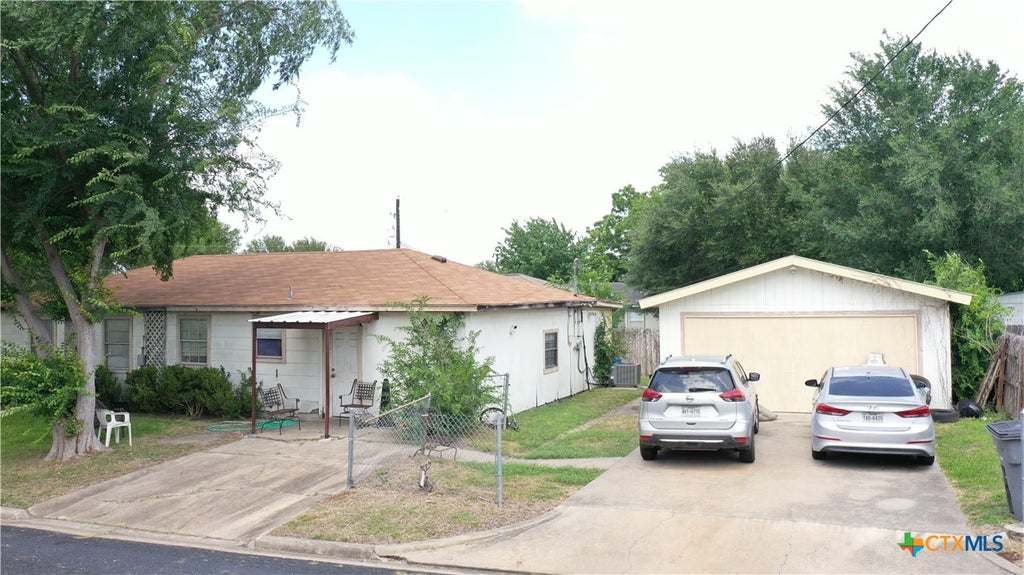 Photo of 701 E Hiller Street, Victoria, TX 77901 (MLS # 627748)