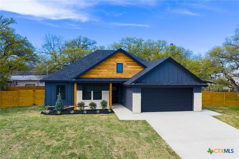 1105 W 1st Street Lampasas TX 76550