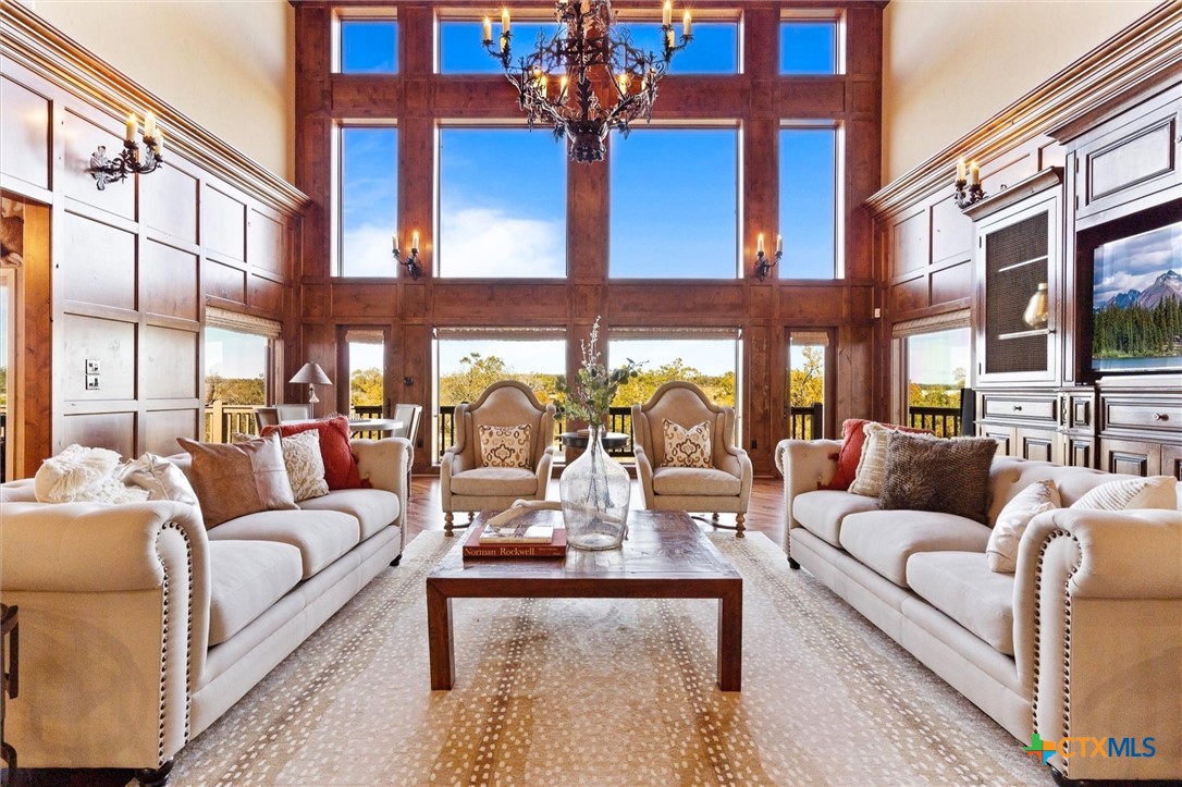 556 Cliff View Loop