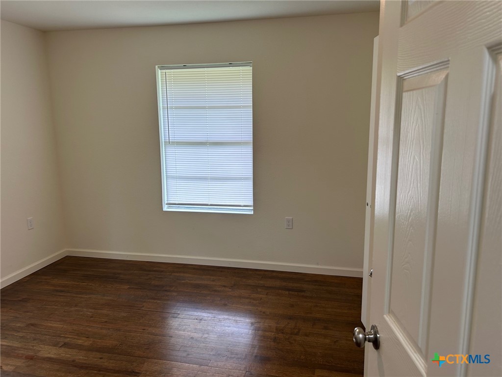 3007 E Mistletoe Avenue