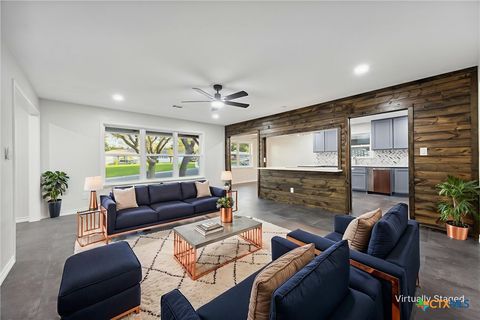 1305 W 1st Street Lampasas TX 76550