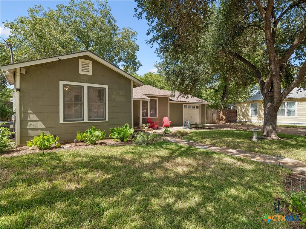 Photo of 351 E North Street, New Braunfels, TX 78130 (MLS # 622227)