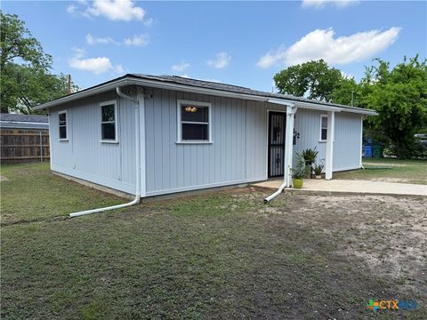 Photo of 412 E Walnut Street, Seguin, TX 78155 (MLS # 612005)