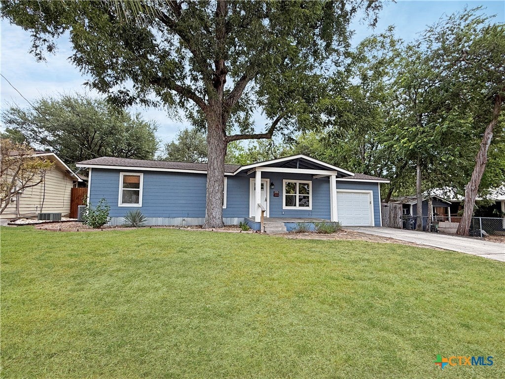 Photo of 335 W Jahn Street, New Braunfels, TX 78130 (MLS # 625345)