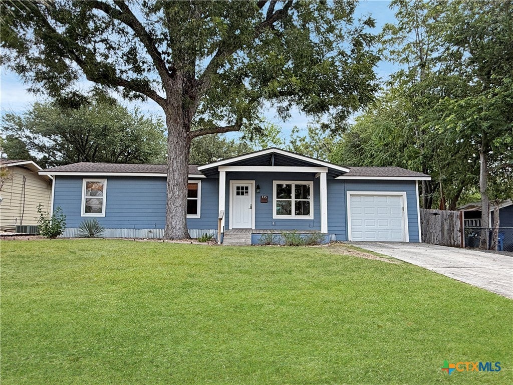 Photo of 335 W Jahn Street, New Braunfels, TX 78130 (MLS # 625345)