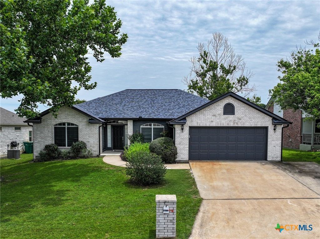 Photo of 408 Spyglass Street, Marble Falls, TX 78654 (MLS # 615324)