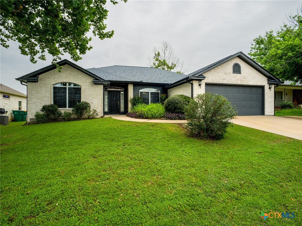 Photo of 408 Spyglass Street, Marble Falls, TX 78654 (MLS # 615324)