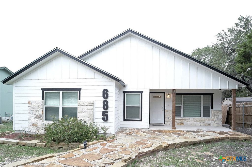 Photo of 685 Ridgerock Drive, Canyon Lake, TX 78133 (MLS # 609561)